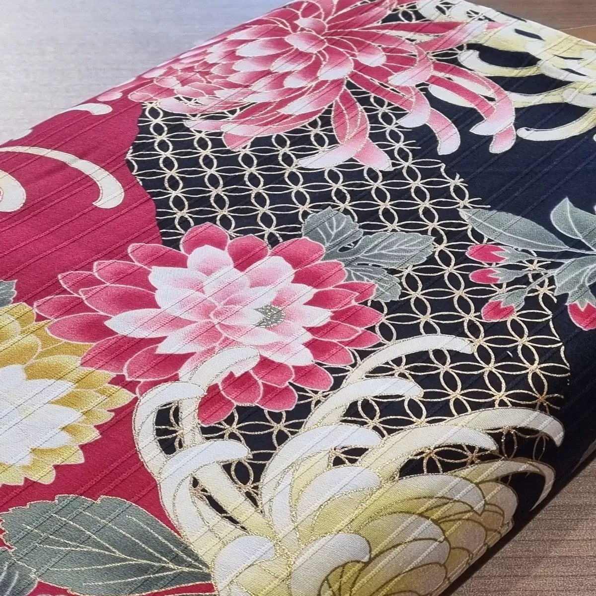 "Emperor's emblem" Japanese fabric with textured indigo/red background (price per 10cm)
